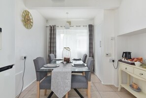 House | Dining - Suspire House -sleeps6-garden-bbq-coastal Retreat (New Romney)
