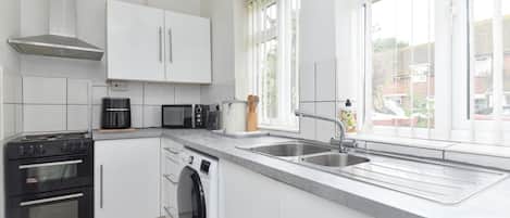 House | Private kitchen | Fridge, microwave, oven, stovetop