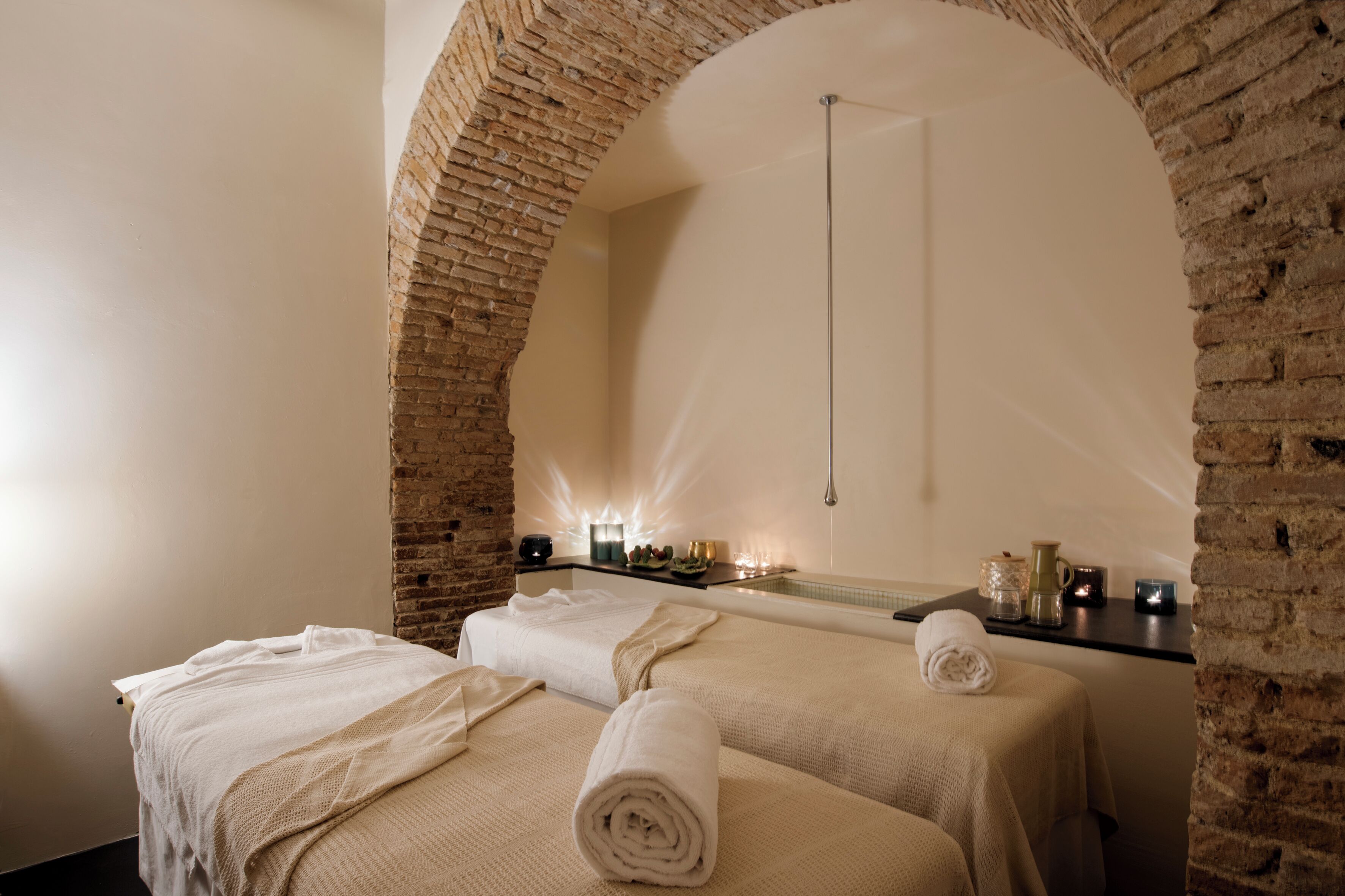 Couples treatment room(s), sauna, hot tub, steam room, body treatments