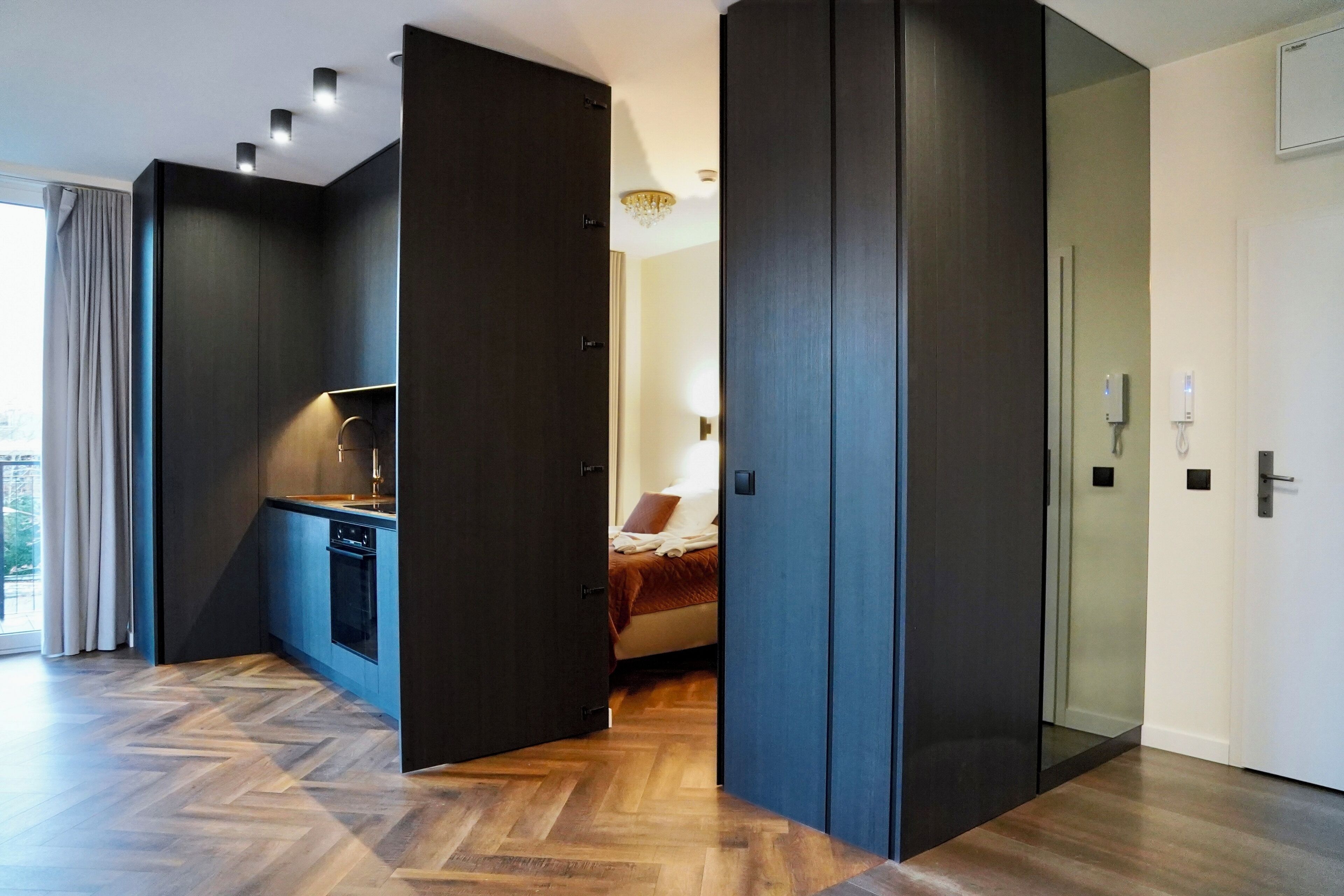 Deluxe-Suite | Eigene Kochnische | Kühlschrank, Mikrowelle, Herdplatte, Geschirrspüler