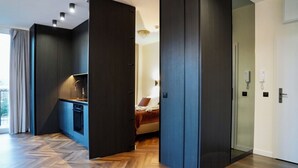 Suite Deluks | Dapur kecil pribadi | Lemari es, microwave, kompor, dan mesin pencuci piring