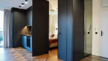 Deluxe-Suite | Eigene Kochnische | Kühlschrank, Mikrowelle, Herdplatte, Geschirrspüler