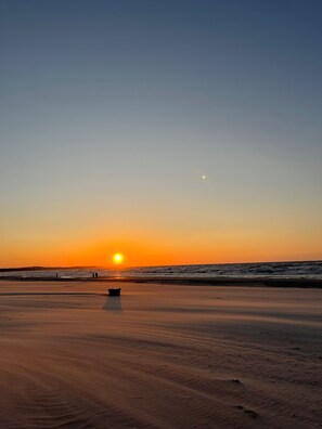 Plage, chaises longues