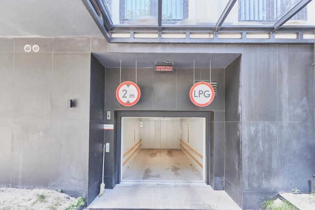 Elevatorindgang med skilt om højdebegrænsning på 2 meter og skilt der angiver LPG-service.