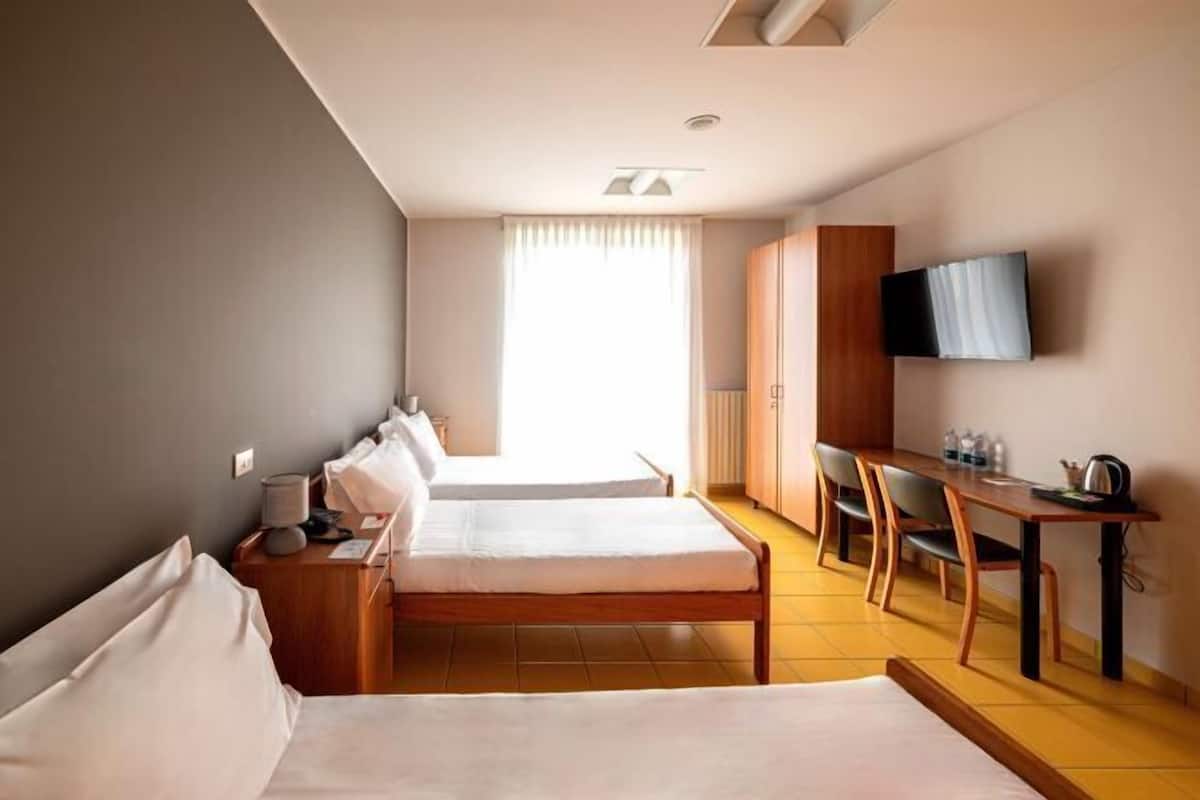 Een minibar, een bureau, een laptopwerkplek, geluiddichte muren