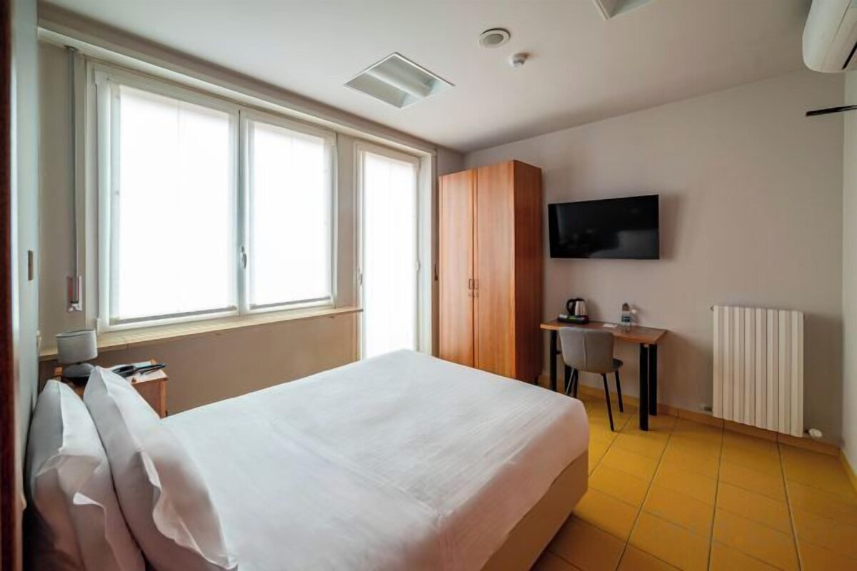 Minibar, desk, laptop workspace, soundproofing