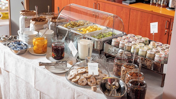 A buffet with various food items and utensils. - Phi Hotel Homy Druento (Druento)