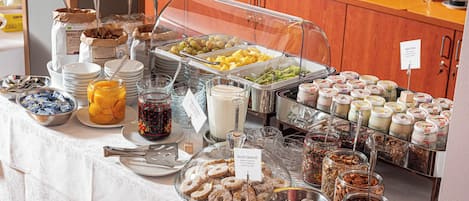 Frukostbuffé varje dag (EUR 12 per person)