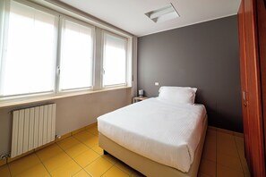 Familjerum | Minibar, skrivbord, arbetsyta för laptop och ljudisolering