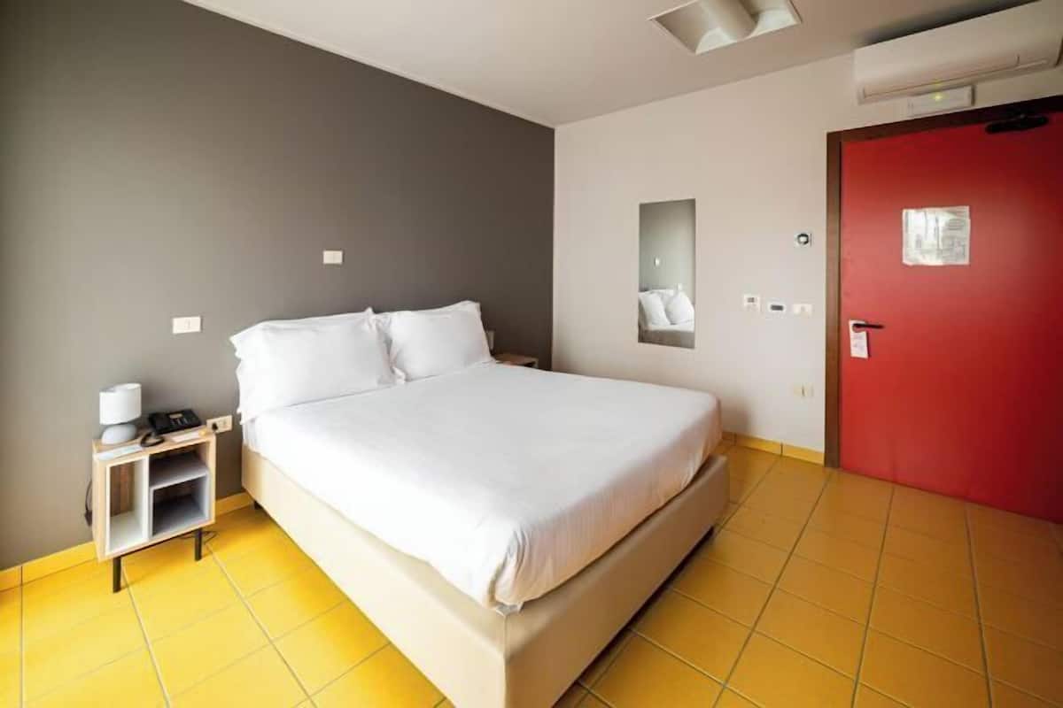 Een minibar, een bureau, een laptopwerkplek, geluiddichte muren