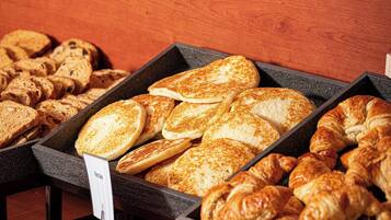Eine Bäckereiauslage mit verschiedenen Backwaren und Brot.