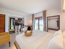 Minibar, escritorio, wifi gratis y ropa de cama 