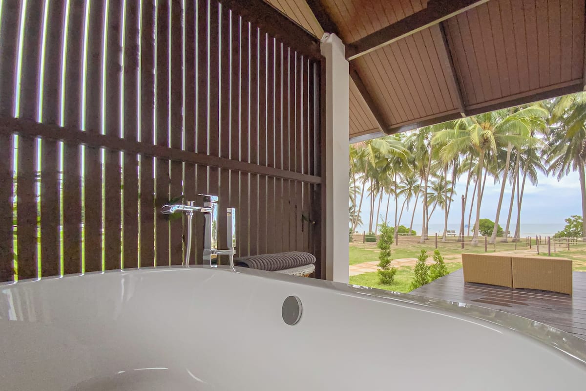 Beach Front Villa with Bathtub | 浴室 | 吹风机、拖鞋、坐浴桶、毛巾