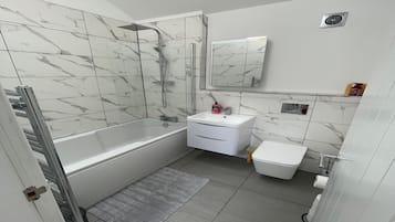 Apartment | Bathroom | Combined shower/bathtub, deep-soaking bathtub, towels