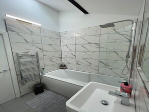 Apartment | Bathroom - Cozy Studio in Brighouse (Brighouse)