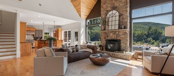 🏡✨ Riverfront Luxury Retreat | ♨️ Hot Tub | 🎮 Game Room | 🐾 Pet-Friendly | 5BR