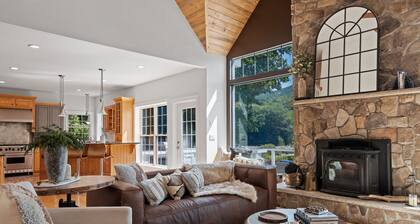 🏡✨ Riverfront Luxury Retreat | ♨️ Hot Tub | 🎮 Game Room | 🐾 Pet-Friendly | 5BR