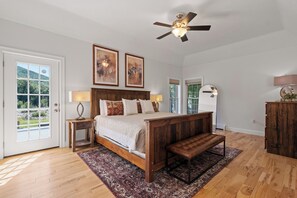 5 bedrooms, desk, iron/ironing board, travel crib