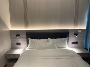 Standard Double Room, City View | In-room safe, desk, soundproofing, iron/ironing board - Mooncity Hotel & Boardinghouse (Frankfurt)