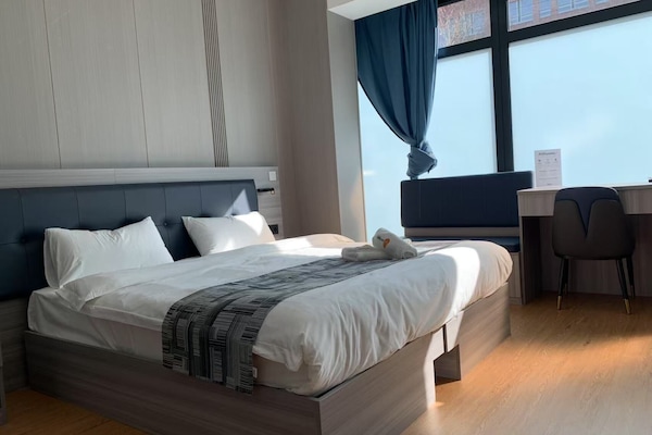 尊荣双人房, 城市景观 | 客房内保险箱、办公桌、隔音、熨斗/熨板