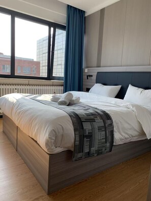 Standard Double Room, City View | In-room safe, desk, soundproofing, iron/ironing board - Mooncity Hotel & Boardinghouse (Frankfurt)