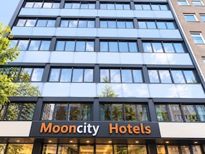 En moderne bygning med skiltning for Mooncity Hotels.