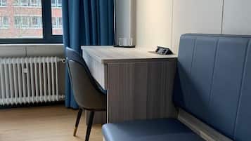 Chambre Double Standard, vue ville | Coffres-forts dans les chambres, bureau, chambres insonorisées