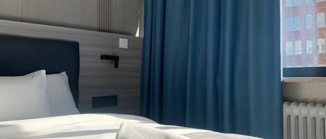 Quarto casal standard, vista para a cidade | Cofres nos quartos, escrivaninha, quartos à prova de som