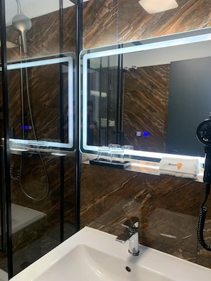 Regadera, amenidades de baño gratuitas, secadora de cabello, toallas