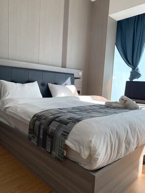 Premium Double Room, City View | In-room safe, desk, soundproofing, iron/ironing board - Mooncity Hotel & Boardinghouse (Frankfurt)