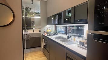 Geladeira, micro-ondas, fogão, cooktop