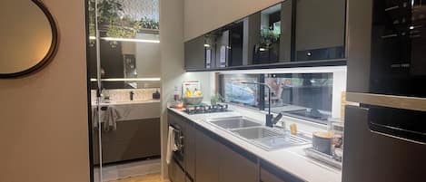 Geladeira, micro-ondas, fogão, cooktop