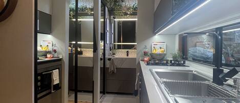 Kjøleskap, mikrobølgeovn, ovn og kokeplater