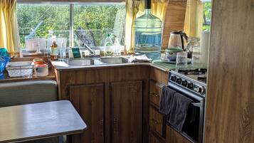 Mikroaaltouuni, uuni, liesi, kahvin-/teenkeitin