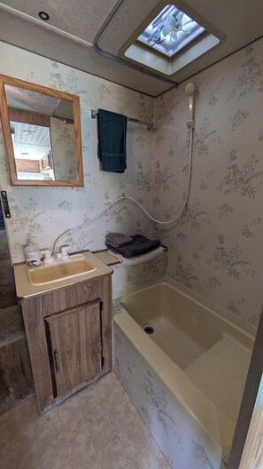 Toalhas de banho, sabonete, papel higiênico 