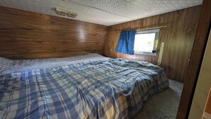 1 室のベッドルーム、デスク、ベッドシーツ