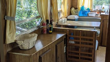 Micro-ondes, four, plaque de cuisson, cafetiĂšre/bouilloire