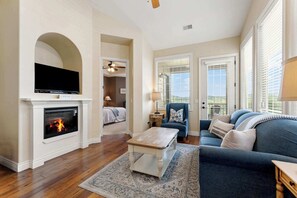 Télévision, cheminée, espaces bureaux