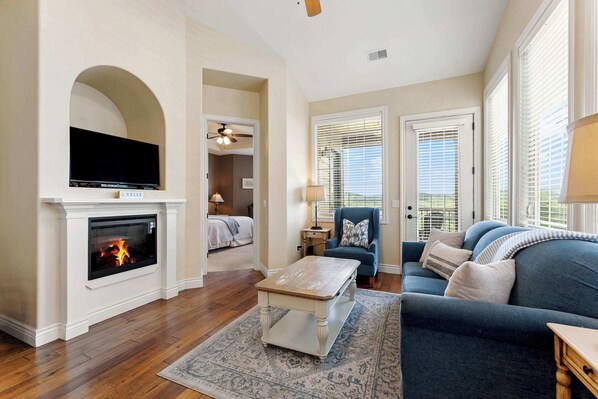 Televisión, chimenea y oficina