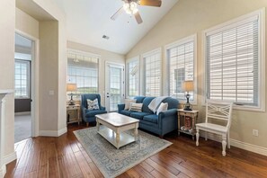 Fernseher, Kamin, Arbeitsbereiche