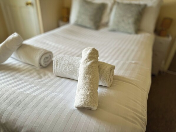 4 bedrooms, iron/ironing board, WiFi, bed sheets