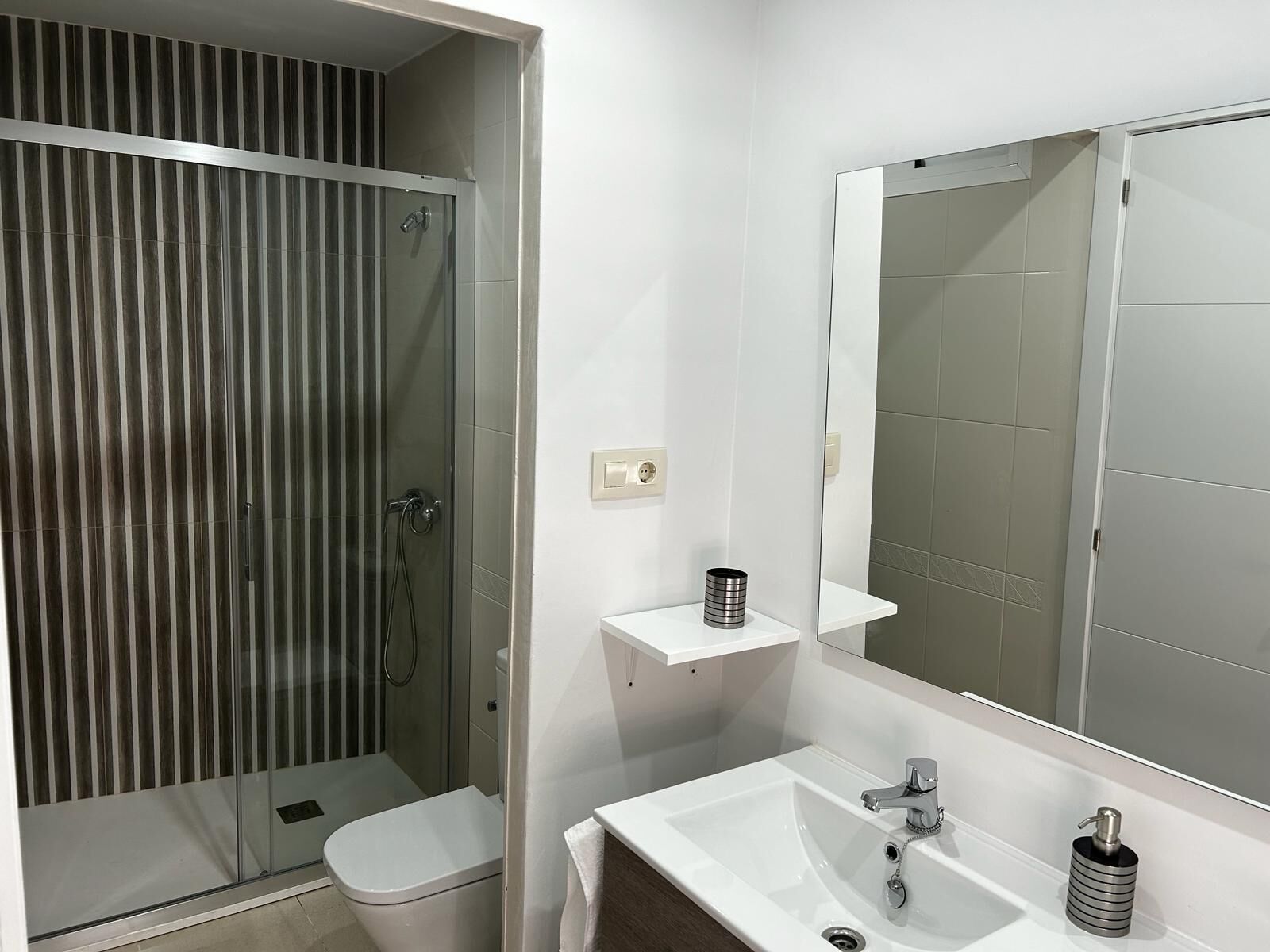 Sèche-cheveux, serviettes fournies, savon, shampoing