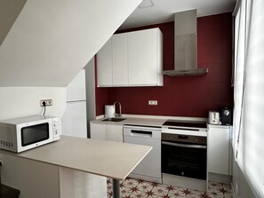 Frigorífico, microondas, horno y placa de cocina