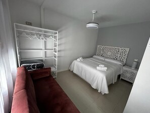 1 dormitorio, tabla de planchar con plancha, cuna de viaje y wifi