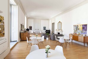 Lobby sitting area - Divisi Suites & SPA (Palermo)