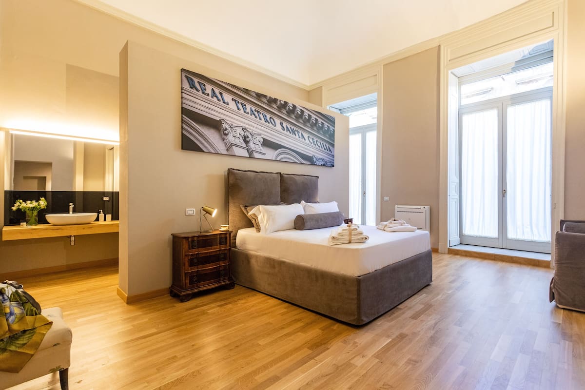 Deluxe suite | 1 slaapkamer, Italiaanse Frette-lakens, luxe beddengoed