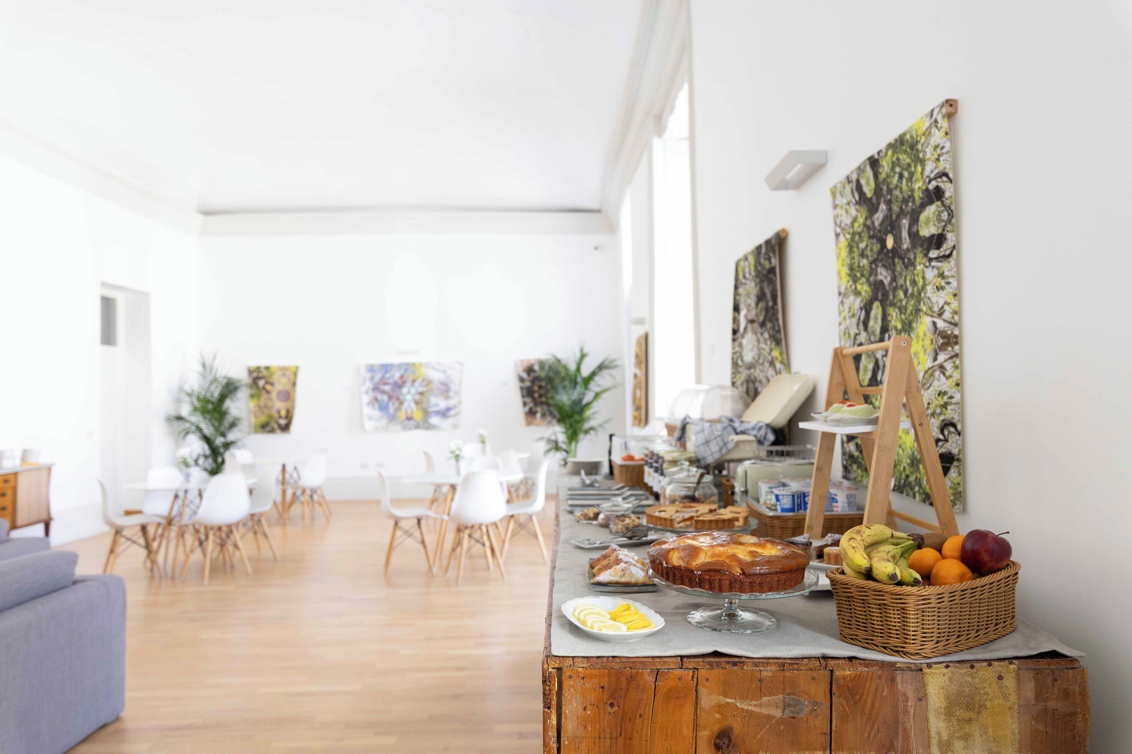 بوفيه فطور مجانًا يوميًا