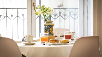 Free daily buffet breakfast