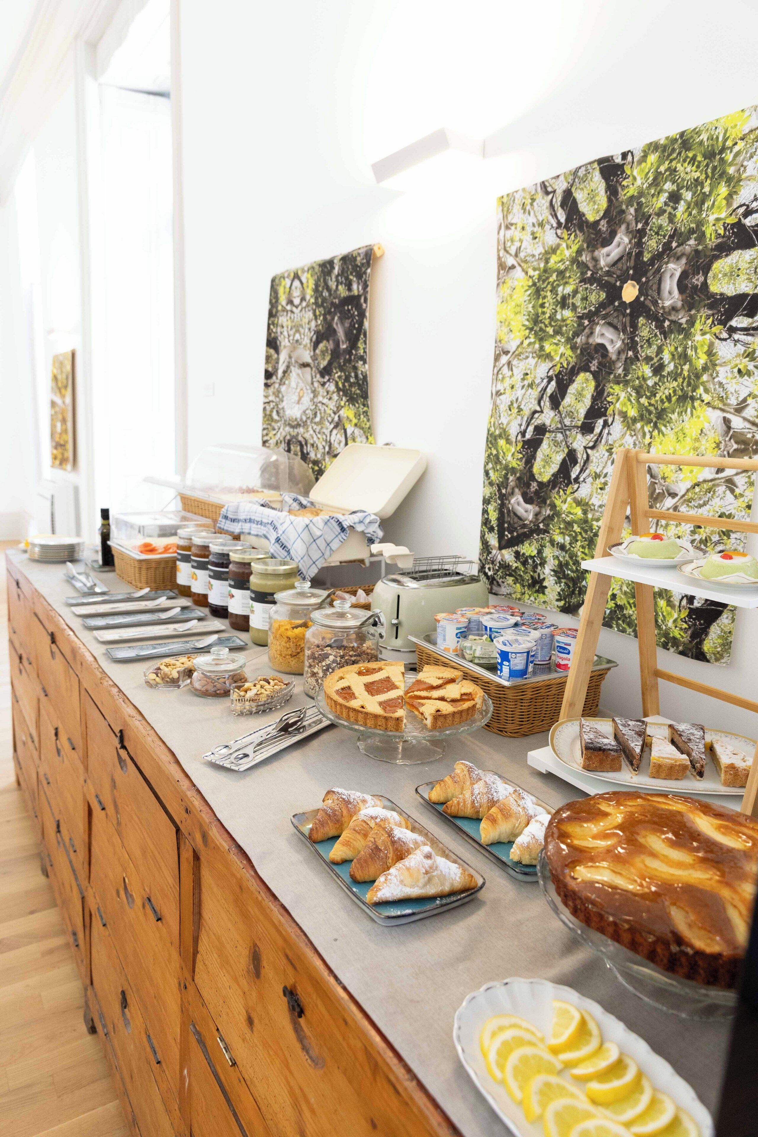 Un buffet garni de divers plats, avec un tableau en arrière-plan.