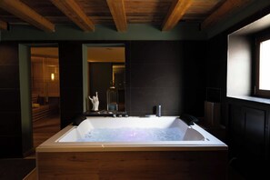 Sauna, hot tub, steam room
